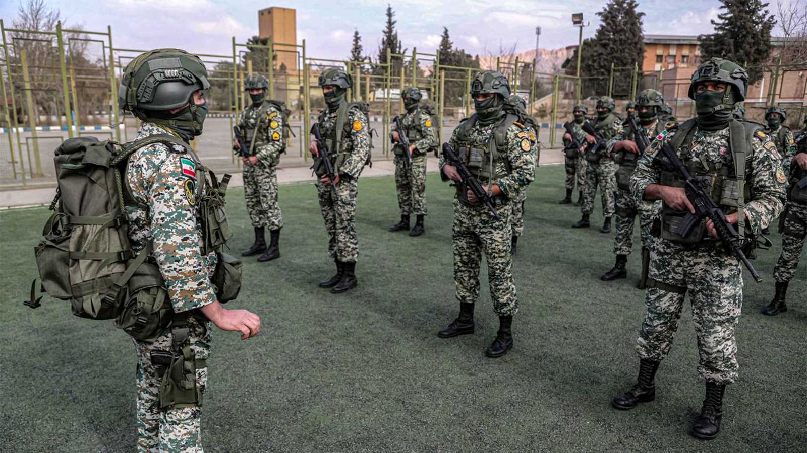 الجيش الإيراني يطلب وصايا جنوده ويخصص لهم بطاقات تعريف