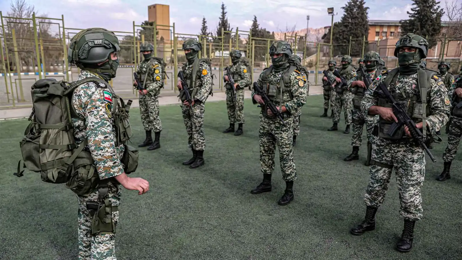 الجيش الإيراني يطلب وصايا جنوده ويخصص لهم بطاقات تعريف