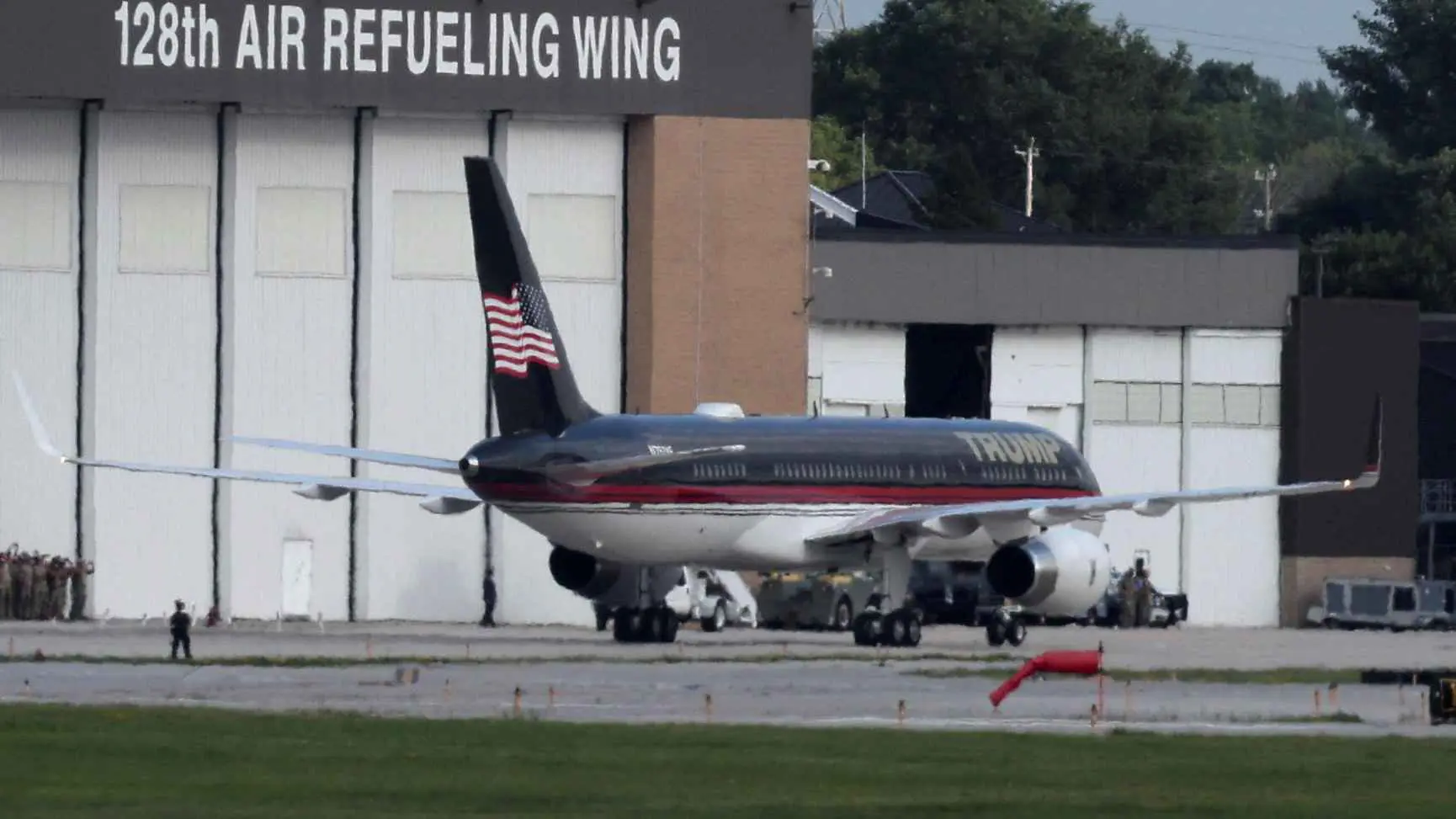 وجبة "ماكدونالدز" على متن طائرة ترامب تُثير الانتقادات.. ما القصة؟ (صورة)