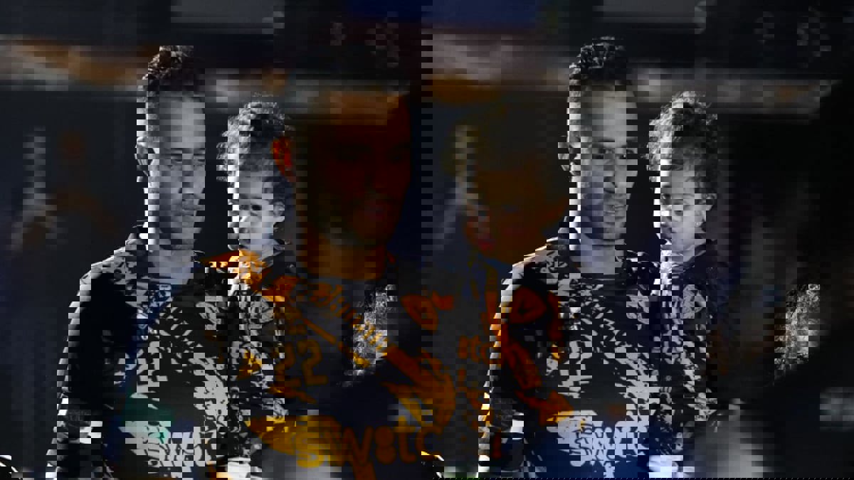 نصف الهلال ونصف القادسية.. نواف الخالدي يرتدي قميصًا غريبًا في مهرجان اعتزاله (فيديو)