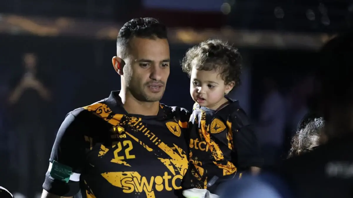 نصف الهلال ونصف القادسية.. نواف الخالدي يرتدي قميصًا غريبًا في مهرجان اعتزاله (فيديو)