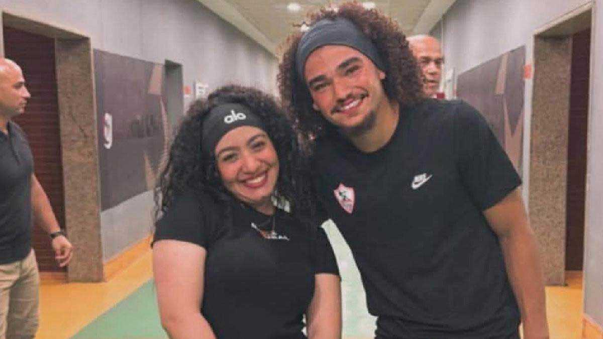 نفس قصة الشعر.. صورة طريفة لنجم الزمالك ومشجعة تكتسح الإنترنت (شاهد)