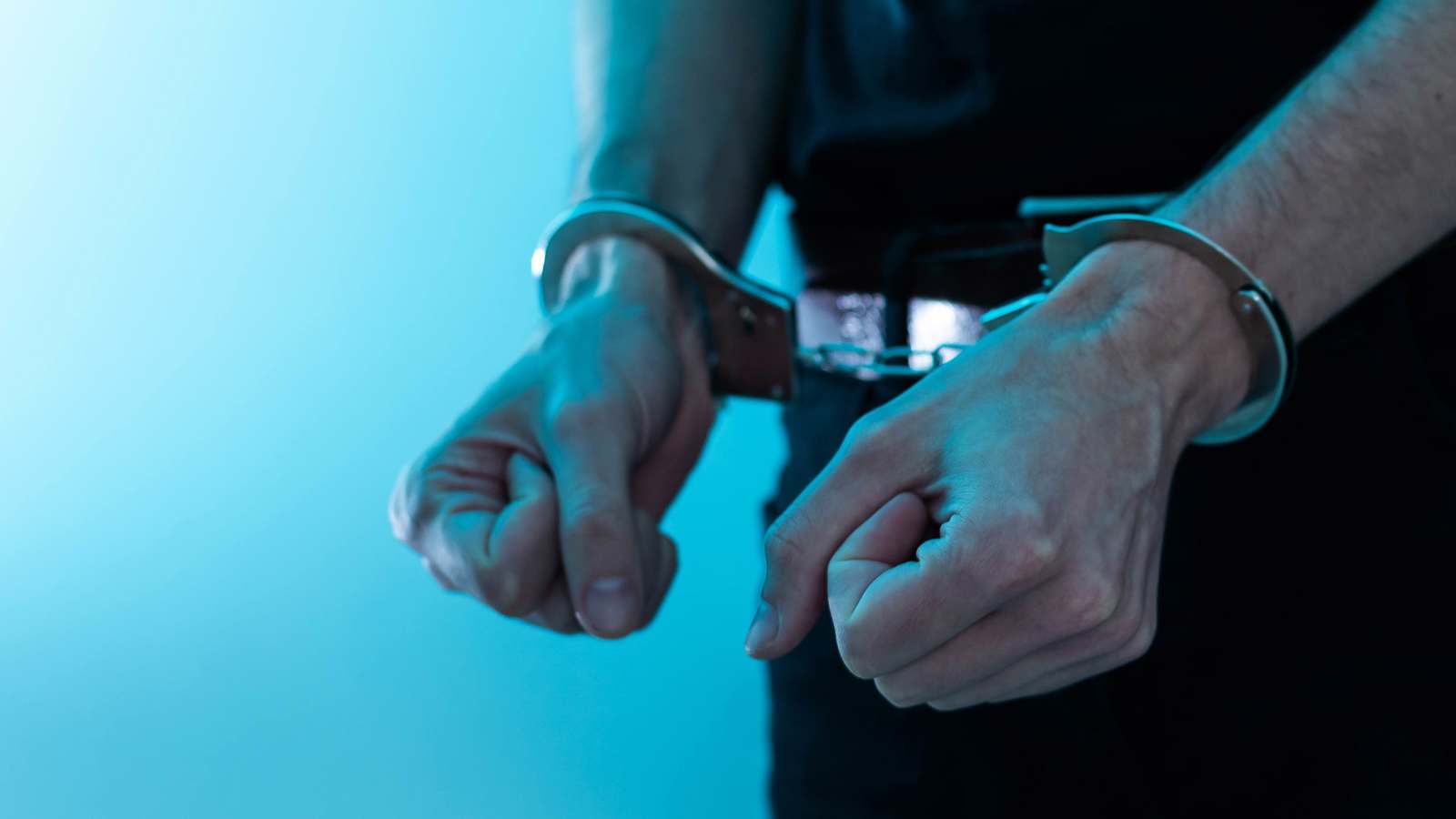 رجل يصفع طفلة ويهدد بقتل والديها بهجوم مروع في برشلونة