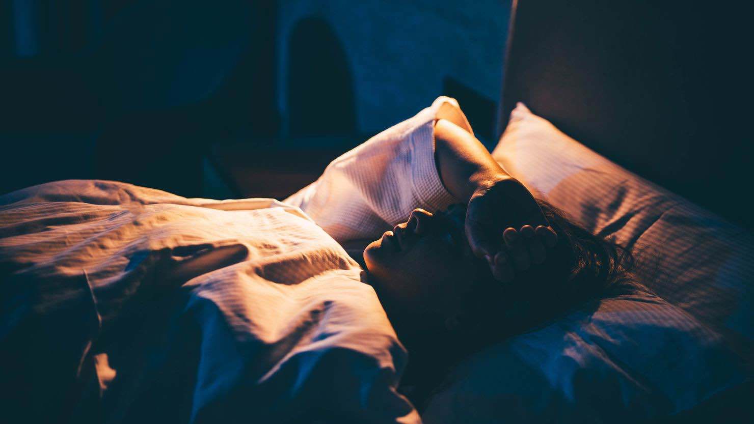 3 أسباب وراء فرط التفكير قبل النوم.. إليك الحل