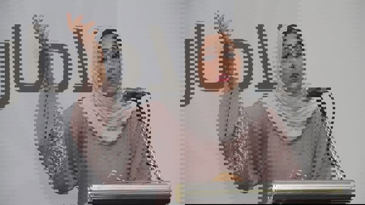 لماذا فازت عائشة السيفي بلقب "أميرة الشعراء"؟