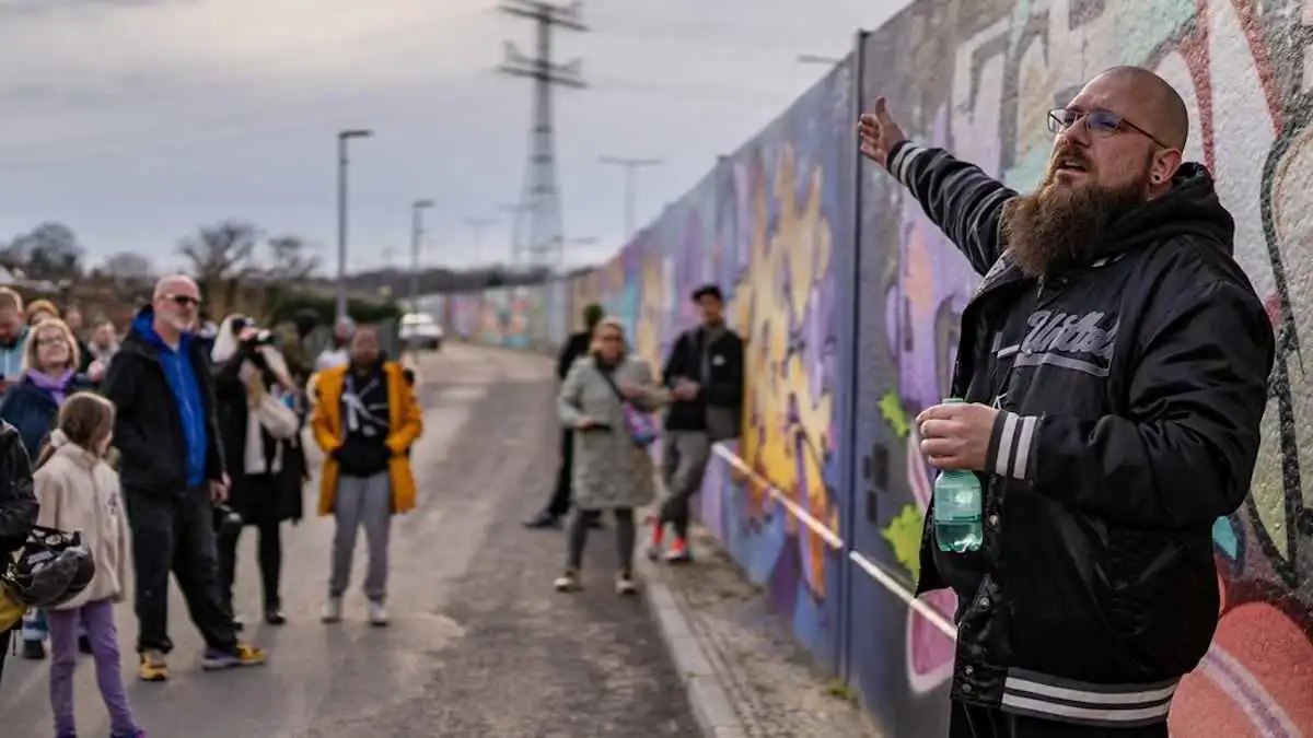 "بطول 450 متراً".. معرض لفن الشارع في برلين (فيديو)