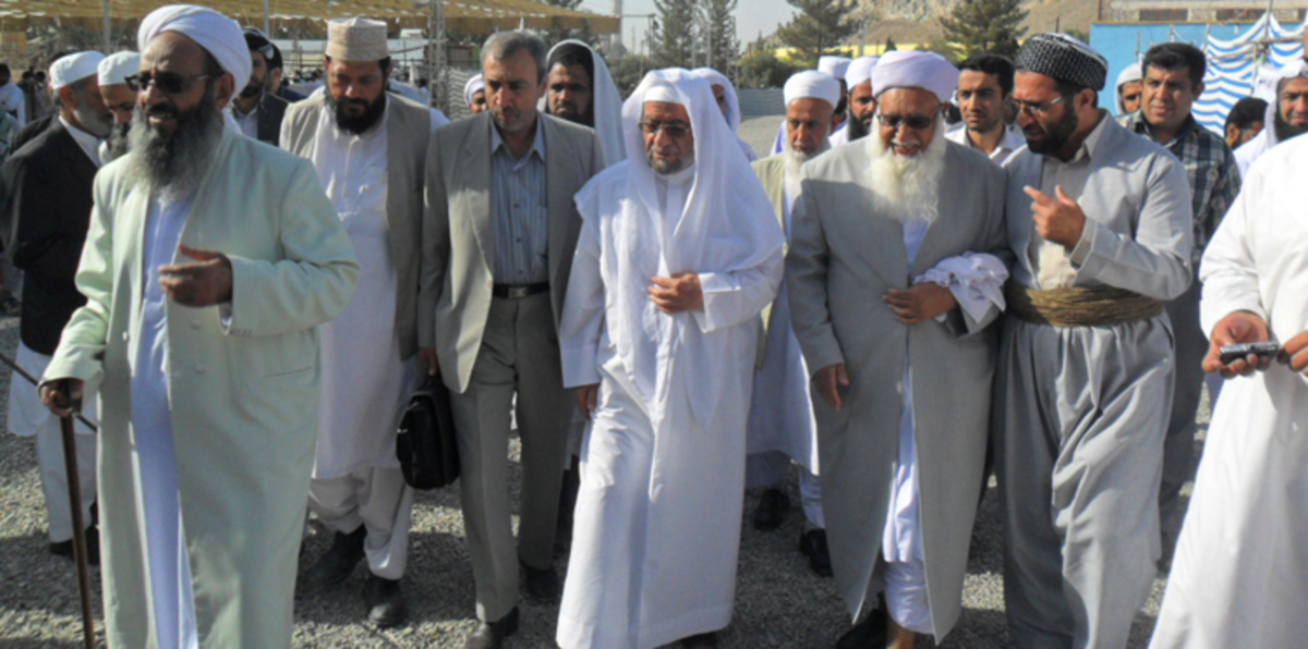 إيران تحظر السفر على زعيم أهل السنة