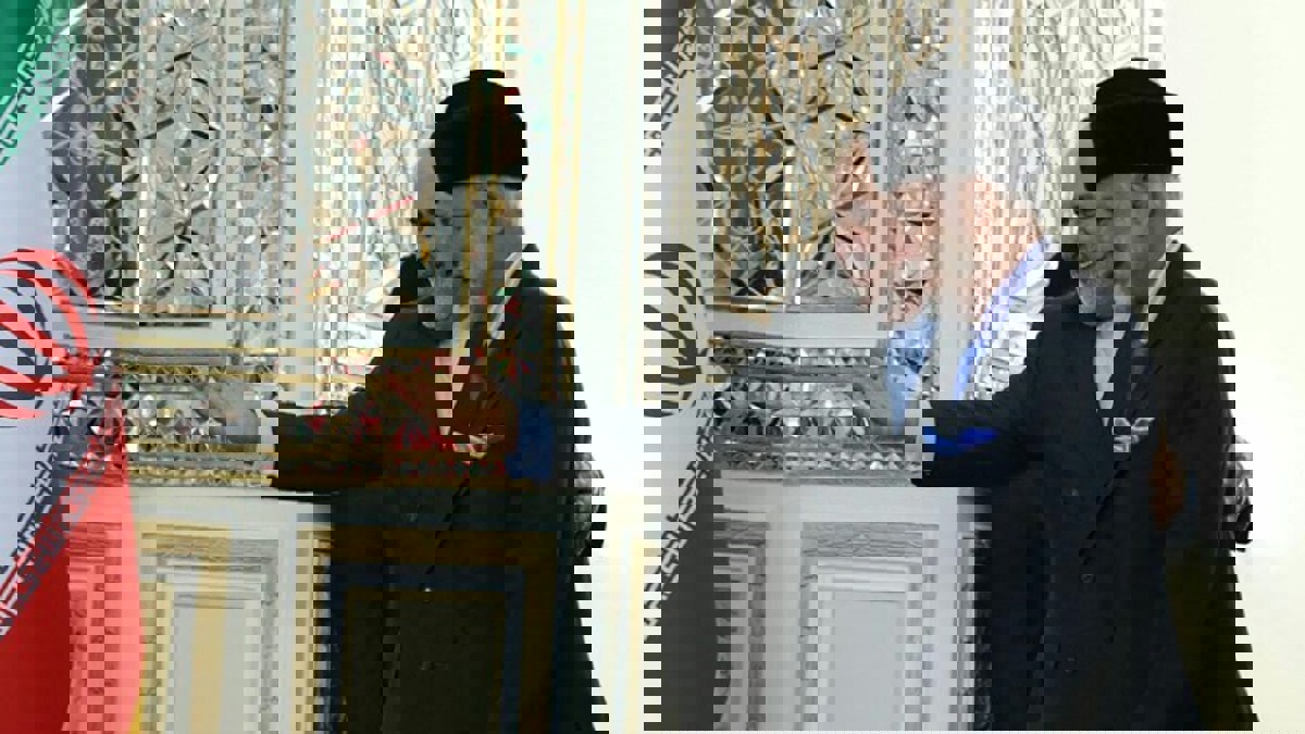 وزير خارجية عُمان يصل طهران لبحث مبادرة "هرمز للسلام"