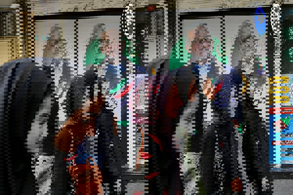 انتخابات إيران.. وزارة الداخلية تعلن رسمياً تقدم بزشكيان في النتائج الأولية