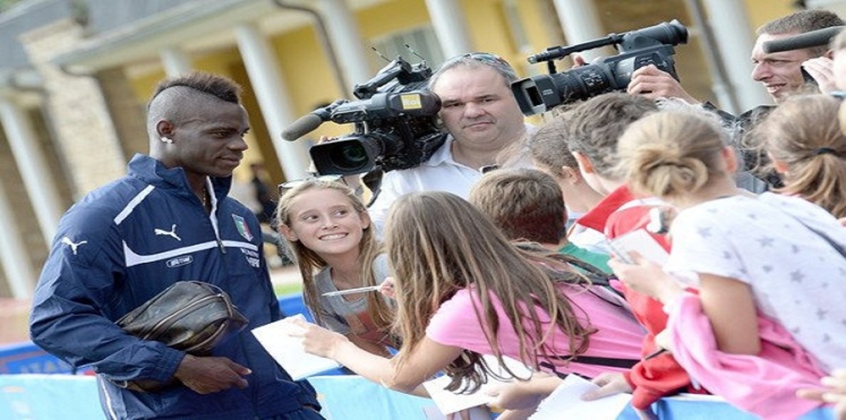 عارضة أزياء إباحية تفضح بالوتيلي