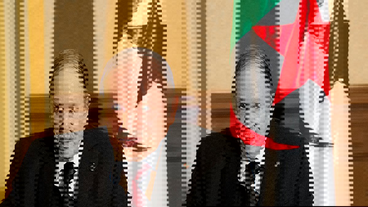 بوتفليقة يوارى الثرى بجانب أبطال حرب استقلال الجزائر