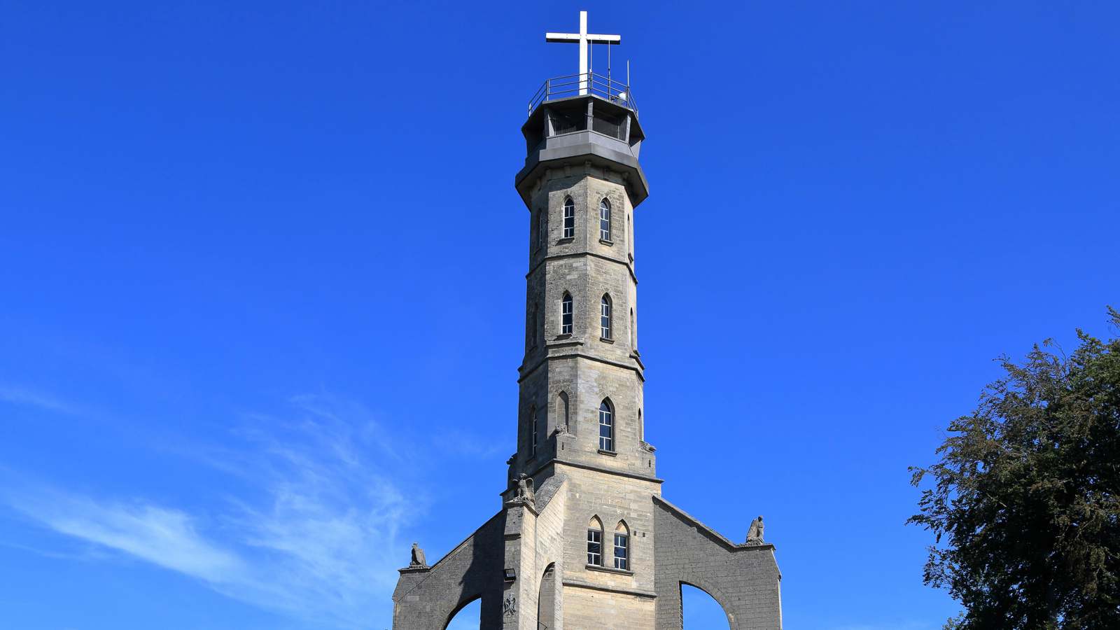 انهيار برج تاريخي في هولندا دون وقوع إصابات (صور)