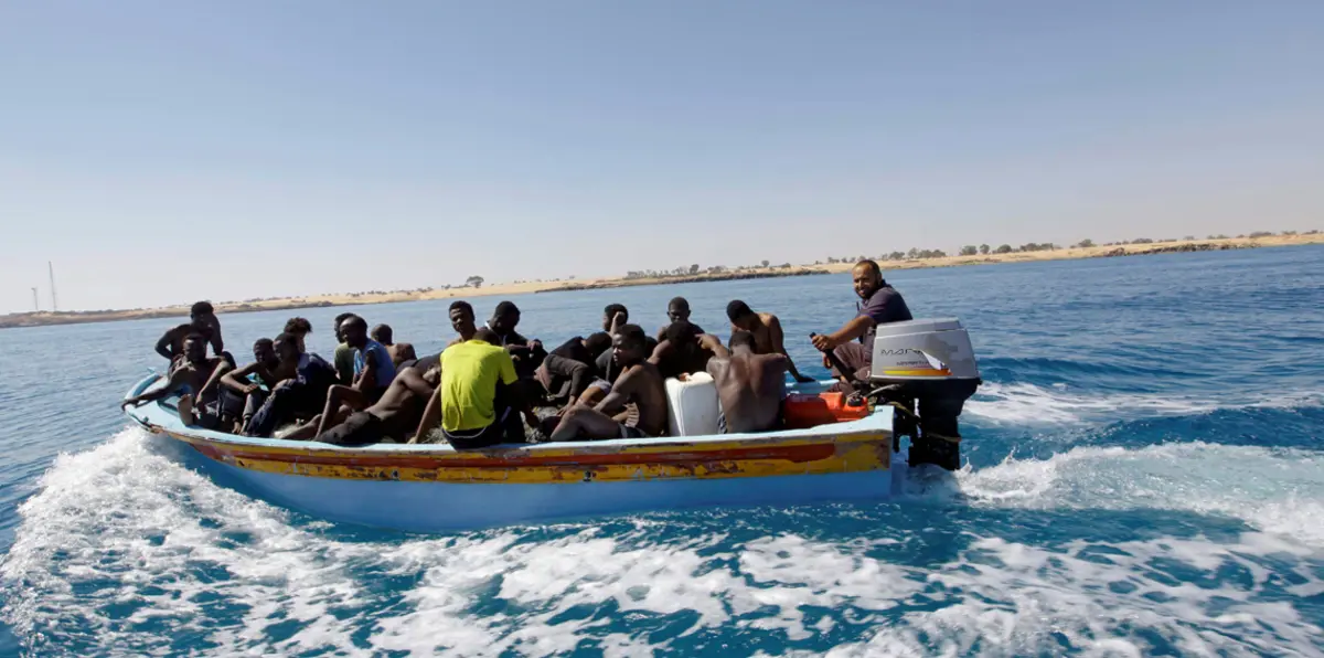 البحرية الليبية تعلن فقدان أكثر من 30 مهاجرًا شرق طرابلس