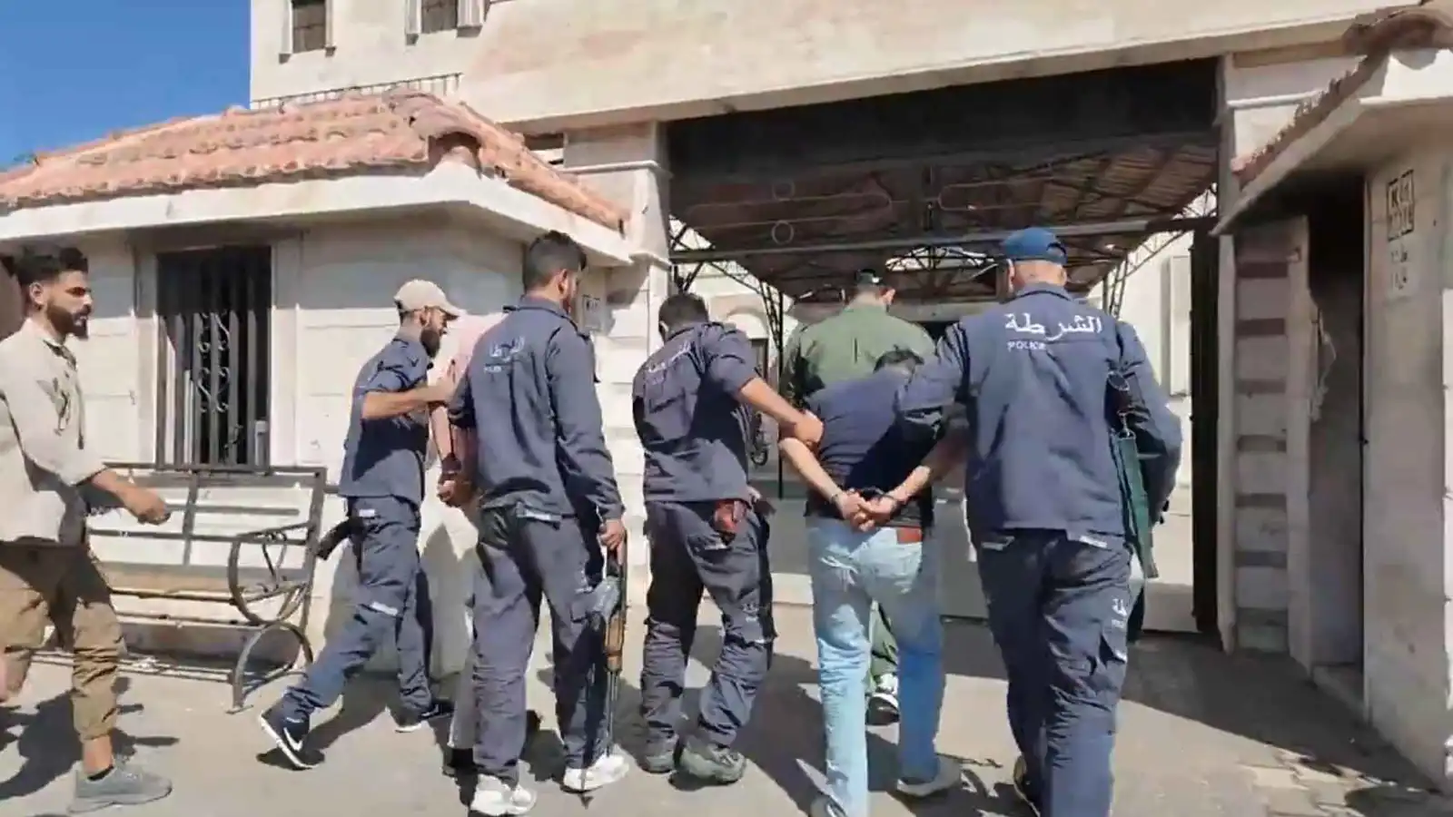 لصالح شخصيات من عهد الأسد.. ضبط عصابة لتزوير الوثائق في حمص (فيديو)