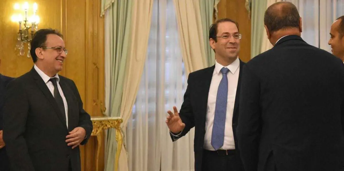 تونس.. تحركات حثيثة لاحتواء أزمة نجل السبسي والشاهد في البلاد