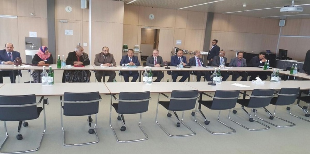 وفدا الحوثي وصالح يغادران صنعاء للمشاركة في مفاوضات الكويت