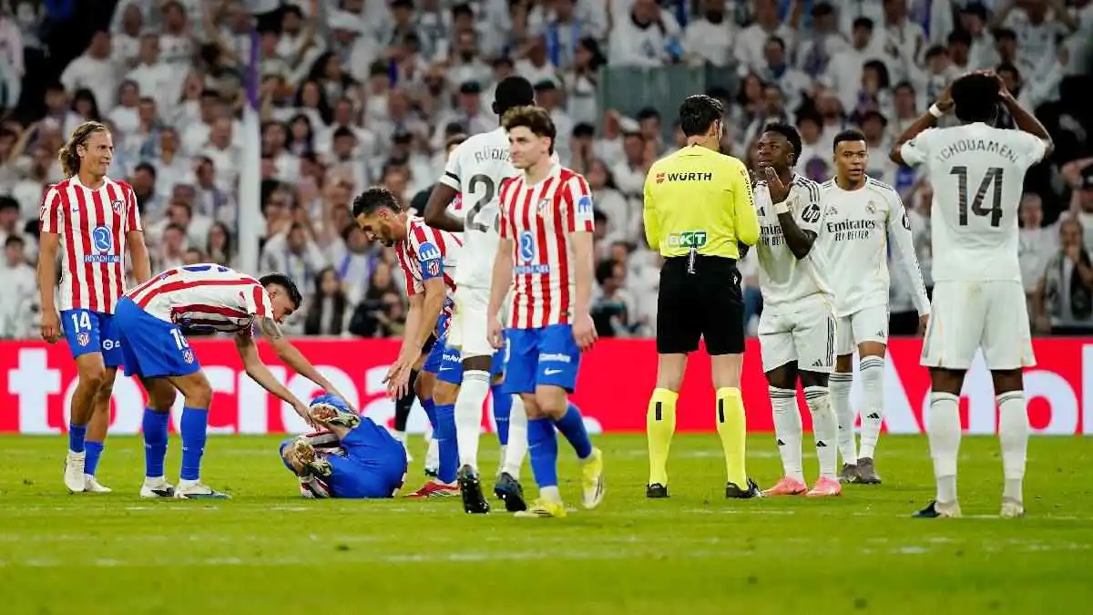 عار وفضيحة.. قناة ريال مدريد تشن هجوما على حكم الديربي