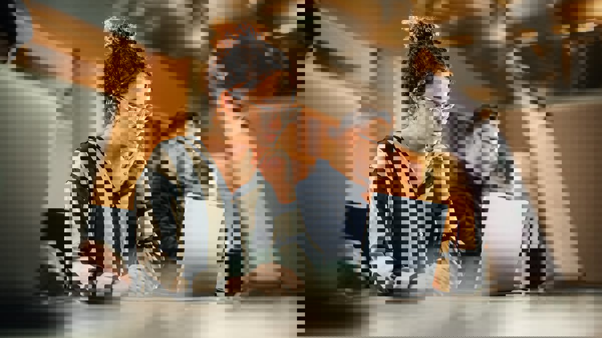 العمل المكتبي يؤثر على وضعية الجسم وتكوّن الحداب