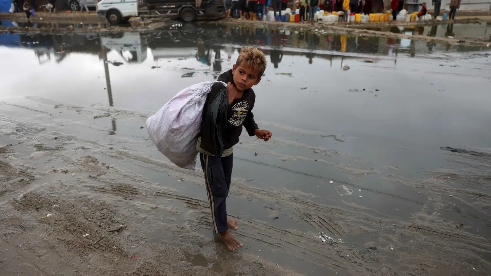 "مأساة مضاعفة".. أزمة جديدة "تفتك" بالنازحين في غزة (فيديو وصور)