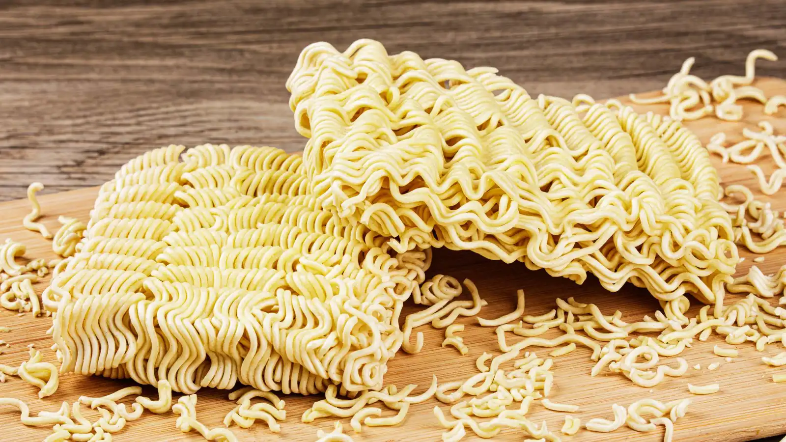 مصر.. التحقيق بوفاة طفل تناول "نودلز" دون طهي