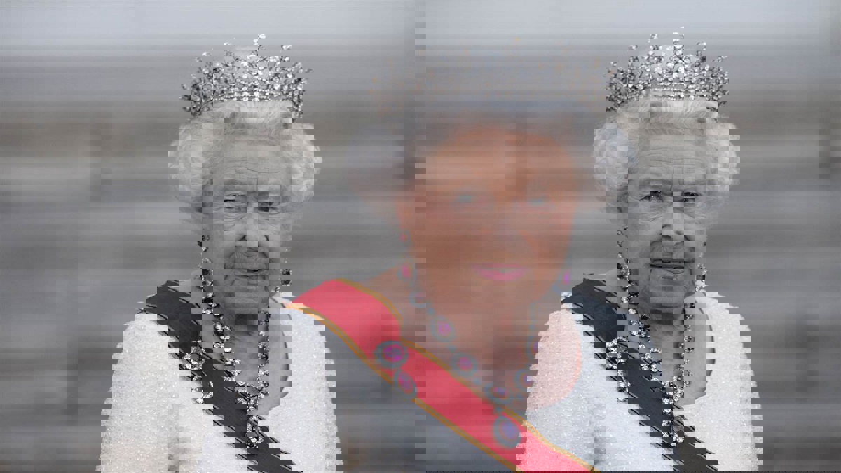 تعرَّف سر الكدمة الزرقاء على يد الملكة إليزابيث (صور)