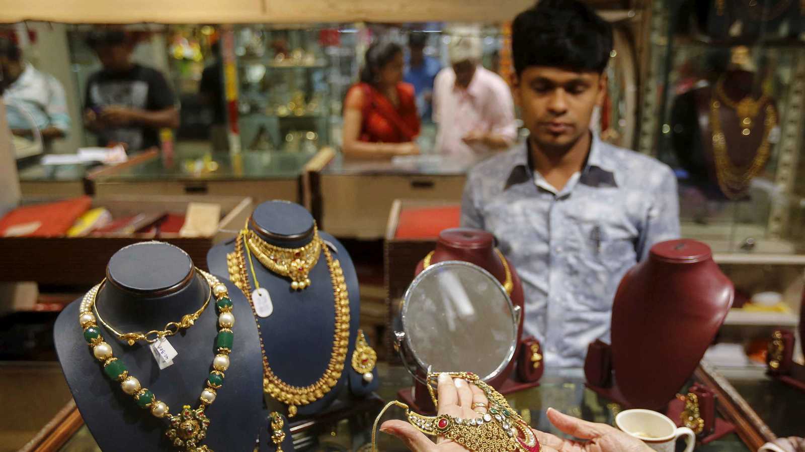 الذهب يتجه لتحقيق أفضل أداء سنوي منذ نصف قرن