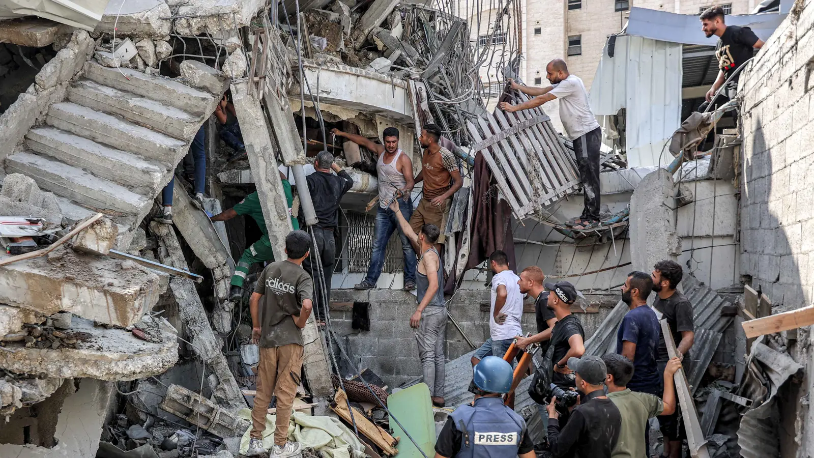 الدفاع المدني بغزة: مجزرة في جباليا ضحيتها أكثر من 150 شخصا