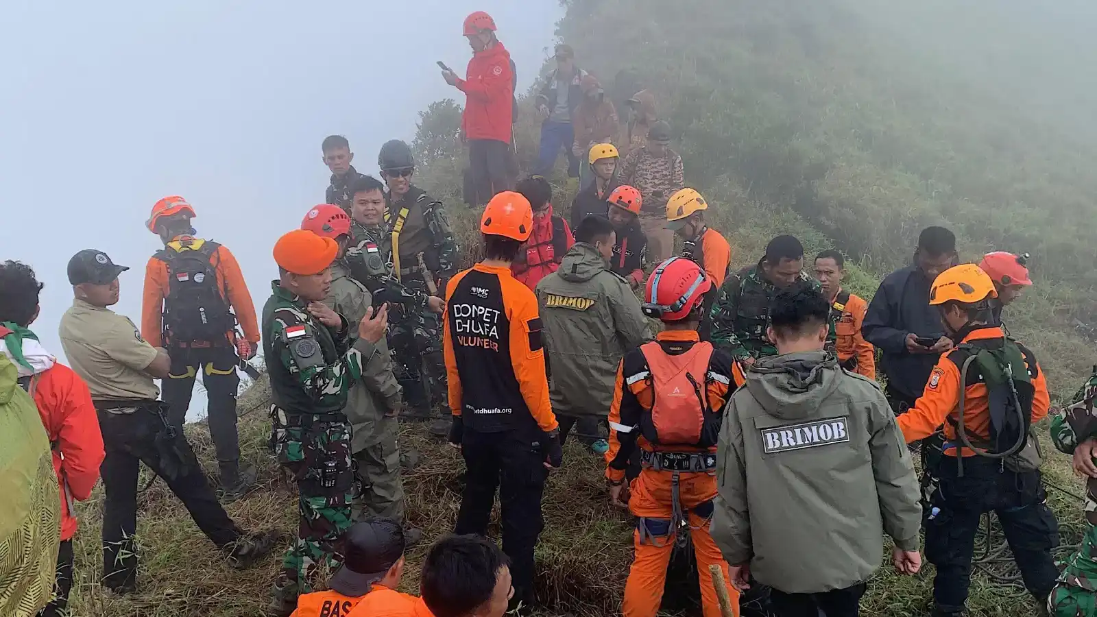 إندونيسيا.. العثور على جثث ركاب الطائرة المنكوبة (فيديو)