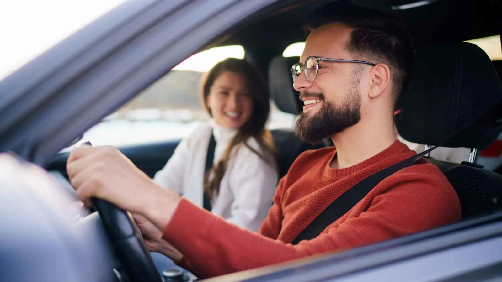 الرجال يظنون أنهم الأفضل بالقيادة.. ودراسة تكشف الحقيقة