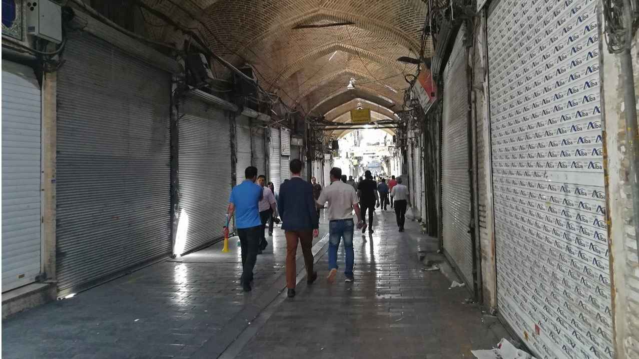 إيران.. إضراب واسع للتجار بسبب انهيار العملة المحلية