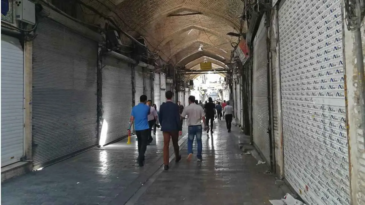 إيران.. إضراب واسع للتجار بسبب انهيار العملة المحلية