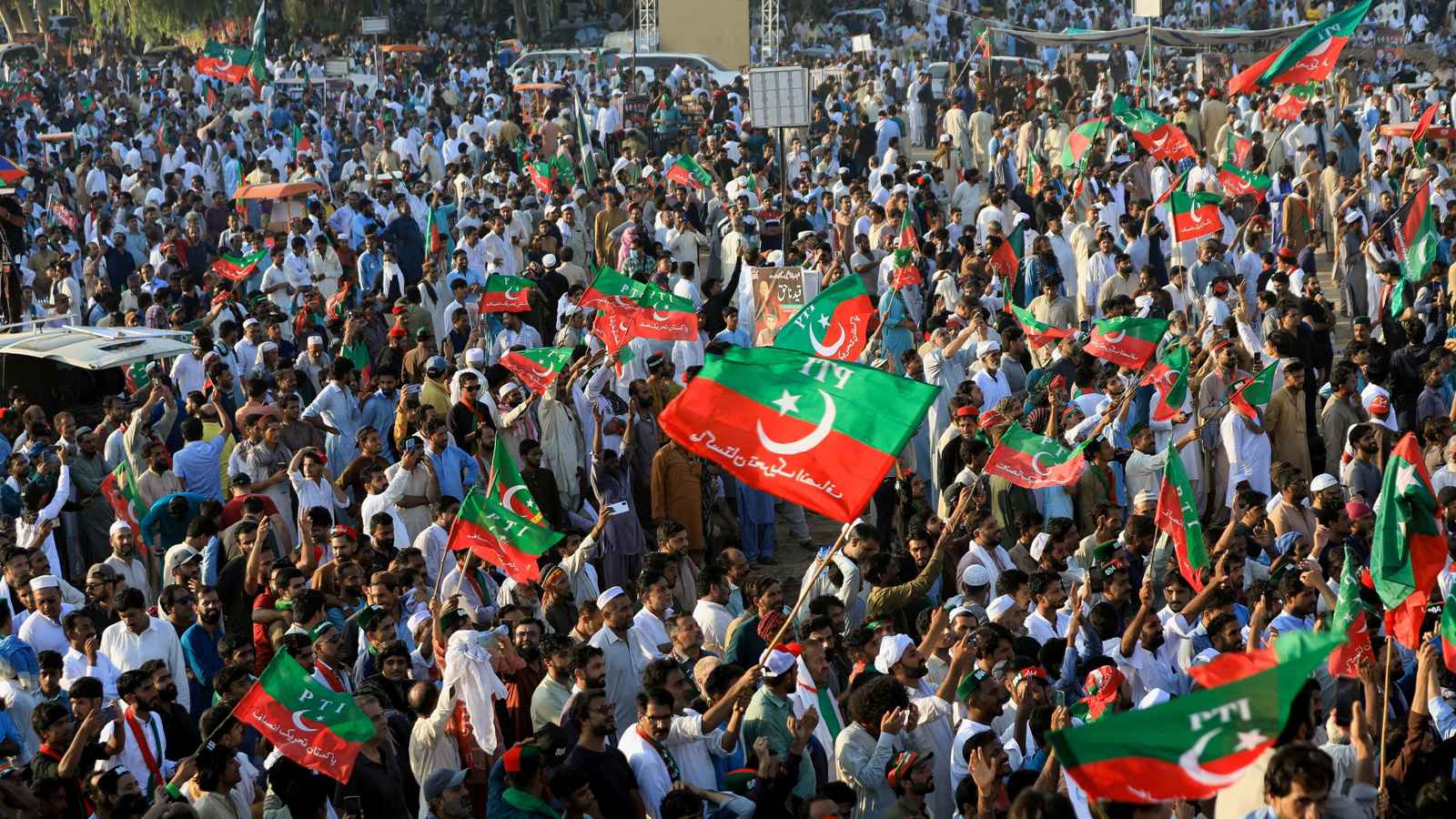 بعد أعمال عنف.. اعتقال نواب من حزب عمران خان