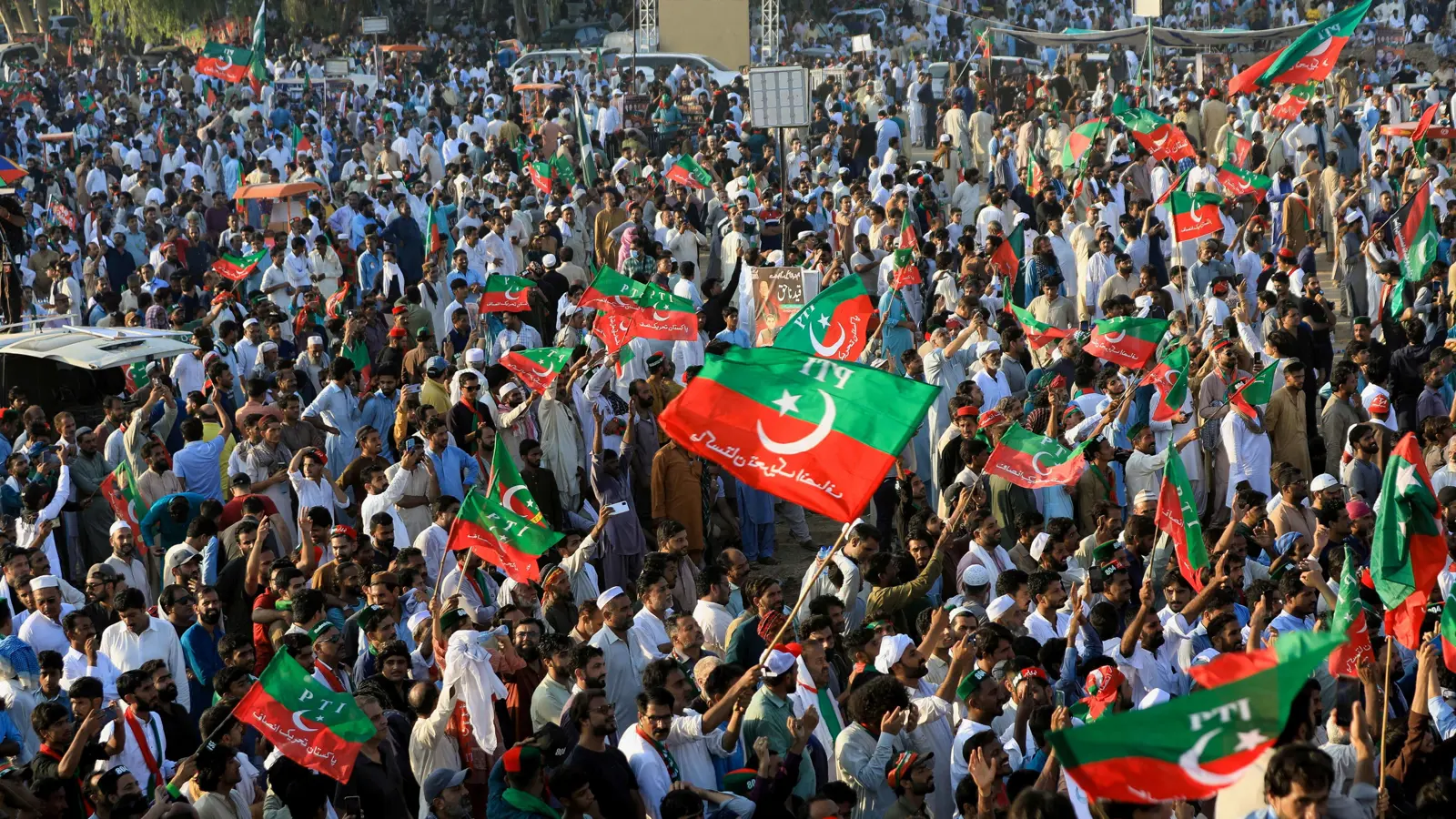 بعد أعمال عنف.. اعتقال نواب من حزب عمران خان