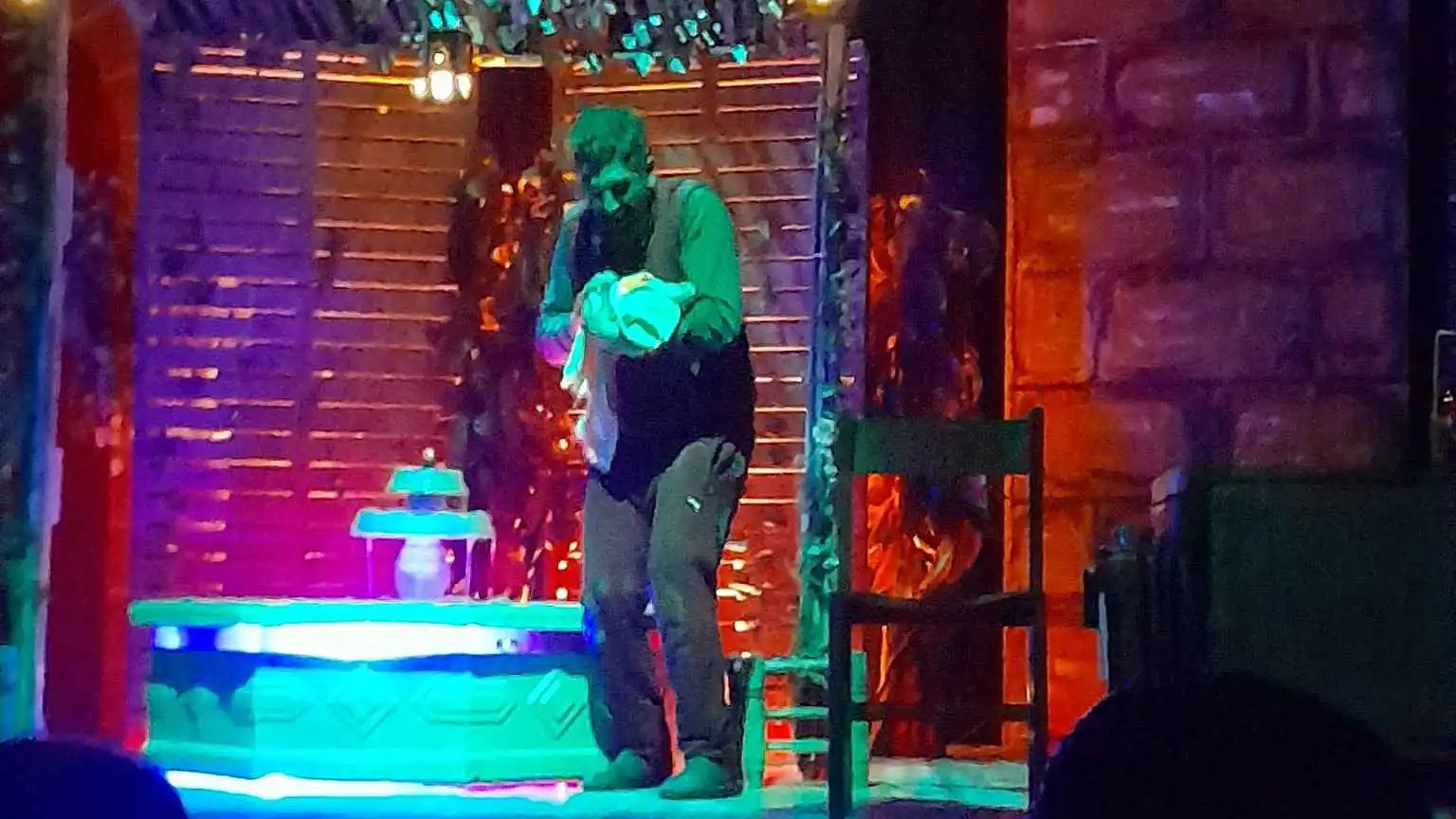 "ليلة التكريم".. مسرحية سورية تُحاكي صراعات مواطن يستعيد ذكريات القهر