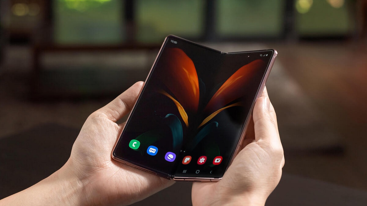 "أبل" تقرر صنع أول "آيفون فولد" بشاشات "سامسونغ"