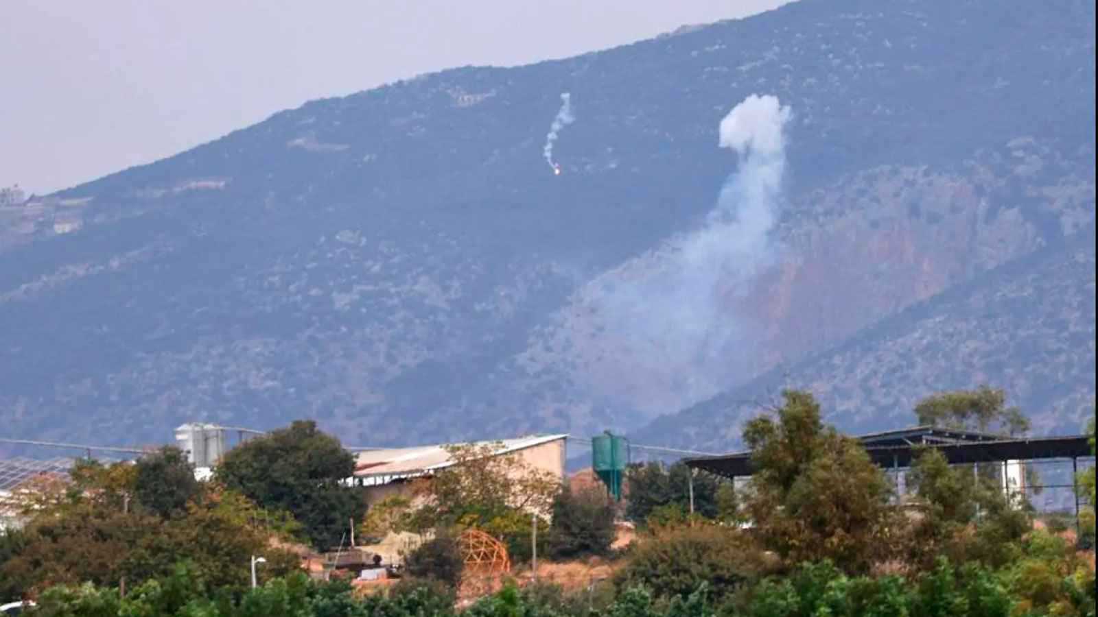 اندلاع حريق بعد إلقاء مسيّرة إسرائيلية قنبلة على منزل جنوبي لبنان (فيديو)