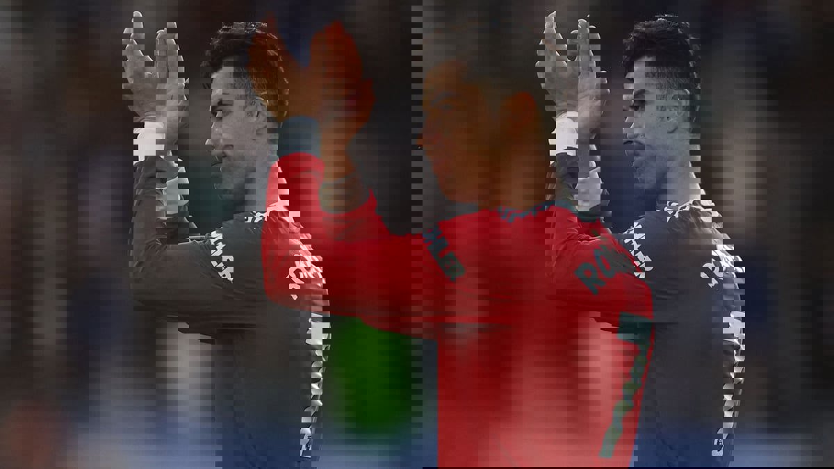 ميرور: فيرغسون نصح كريستيانو رونالدو بالبقاء موسما آخر مع مانشستر يونايتد