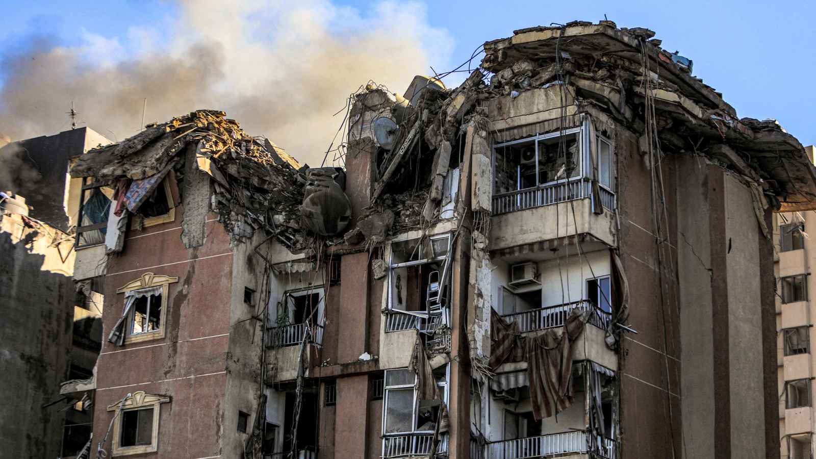 إسرائيل تمطر قضاء صور جنوبي لبنان بالقنابل الحارقة (فيديو)