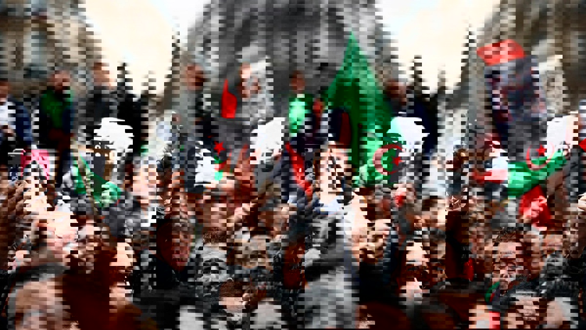 بسبب مهاجمة الحراك.. غضب حزبي وشعبي ومطالب بإقالة وزير الداخلية الجزائري