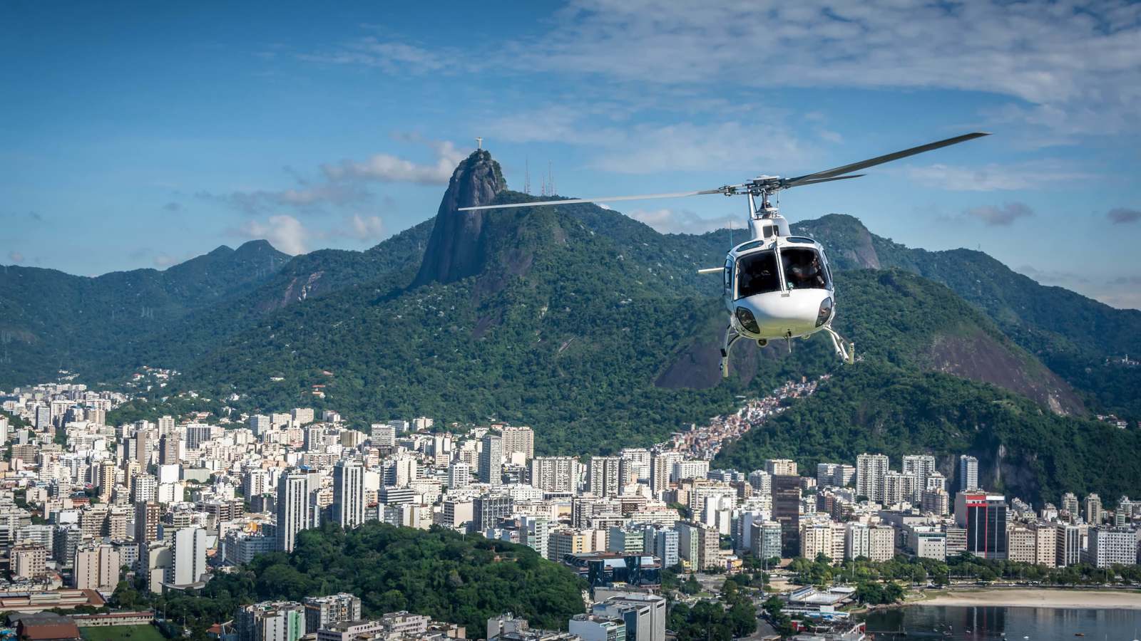 طيار يترك مفاجأة رومانسية على جهاز تعقب الرحلات الجوية (صور)