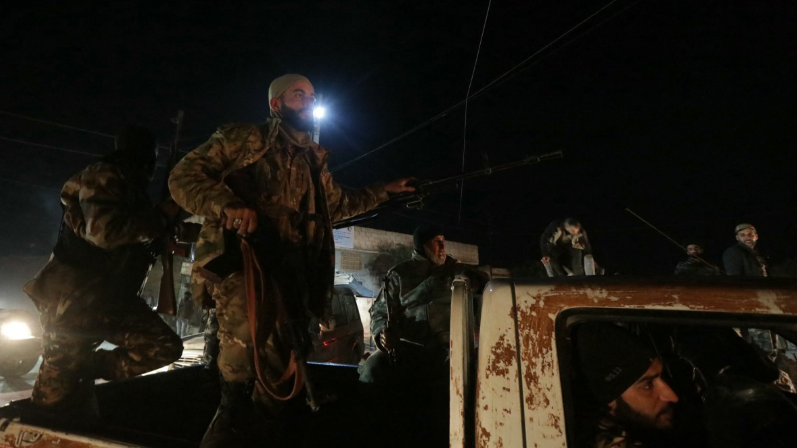 الفصائل المسلحة تسيطر على قسم المخابرات الجوية في السويداء (فيديو)