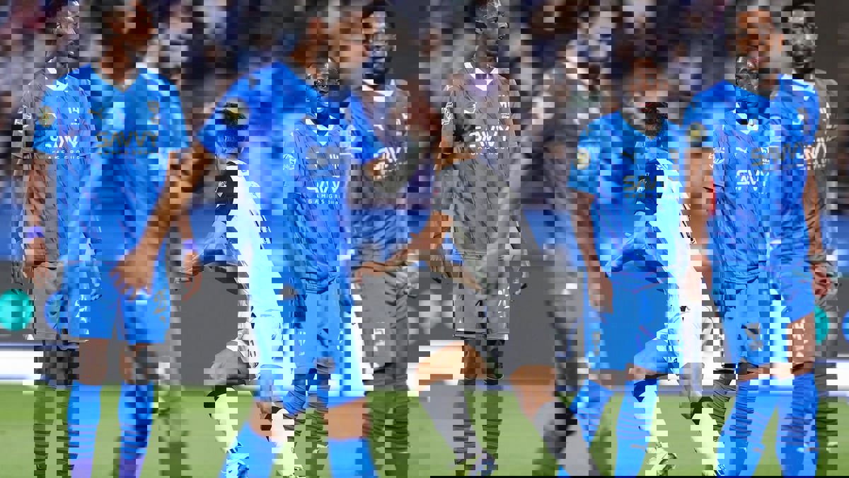 بغداد بونجاح يطالب جماهير الهلال بالسكوت.. وكوليبالي يشتبك معه (فيديو)