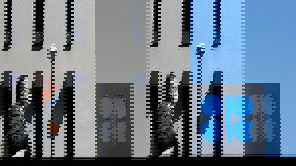 رويترز: هيكل سوق النفط ينذر بعودة تخمة المعروض ومتاعب لأوبك‎