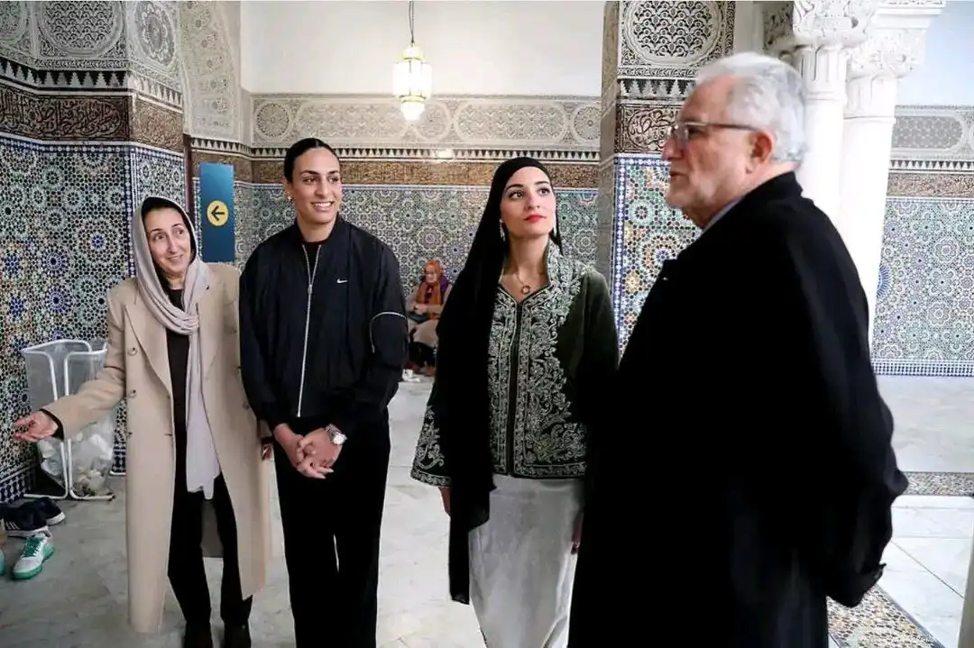 إيمان خليف بطلة الملاكمة في زيارة للمسجد الكبير في باريس