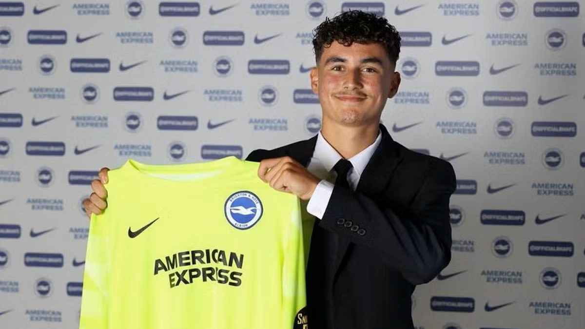 نجل أسطورة مانشستر يونايتد يوقّع أول عقد احتراف مع برايتون الإنجليزي