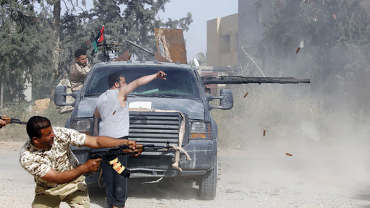 المعارك تشتعل في طرابلس والجيش الليبي يتقدم بمحورين