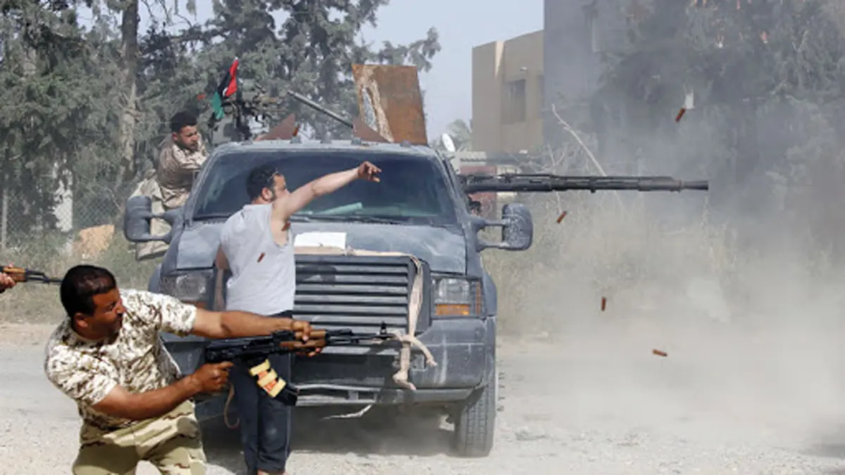 المعارك تشتعل في طرابلس والجيش الليبي يتقدم بمحورين