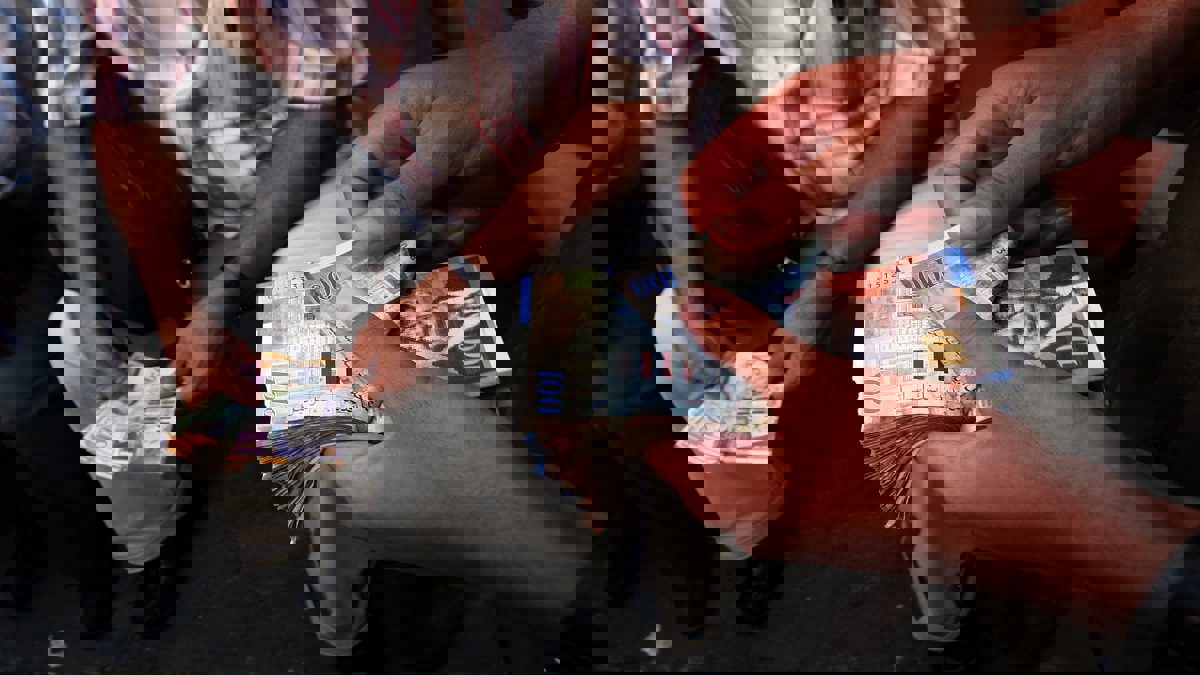 انتشار العملات المزورة يفاقم الأزمة الاقتصادية في غزة