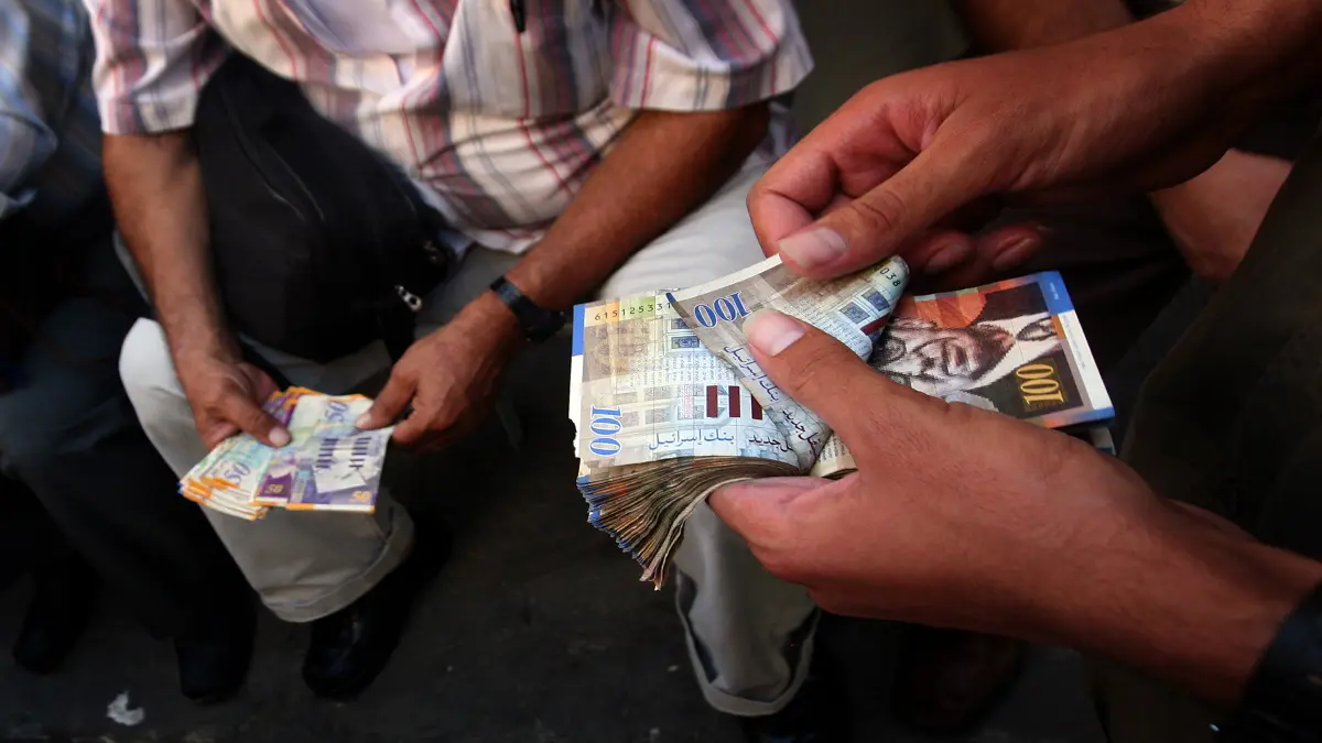 انتشار العملات المزورة يفاقم الأزمة الاقتصادية في غزة