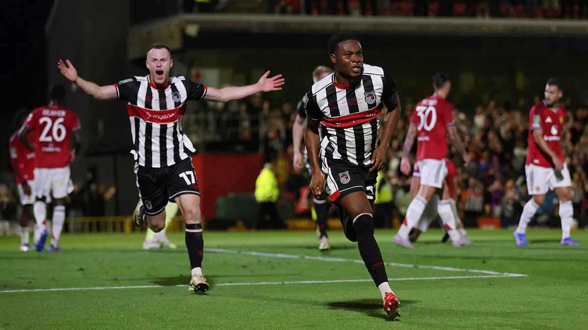 غريمسبي يفجر مفاجأة مدوية ويقصي مانشستر يونايتد من كأس كاراباو